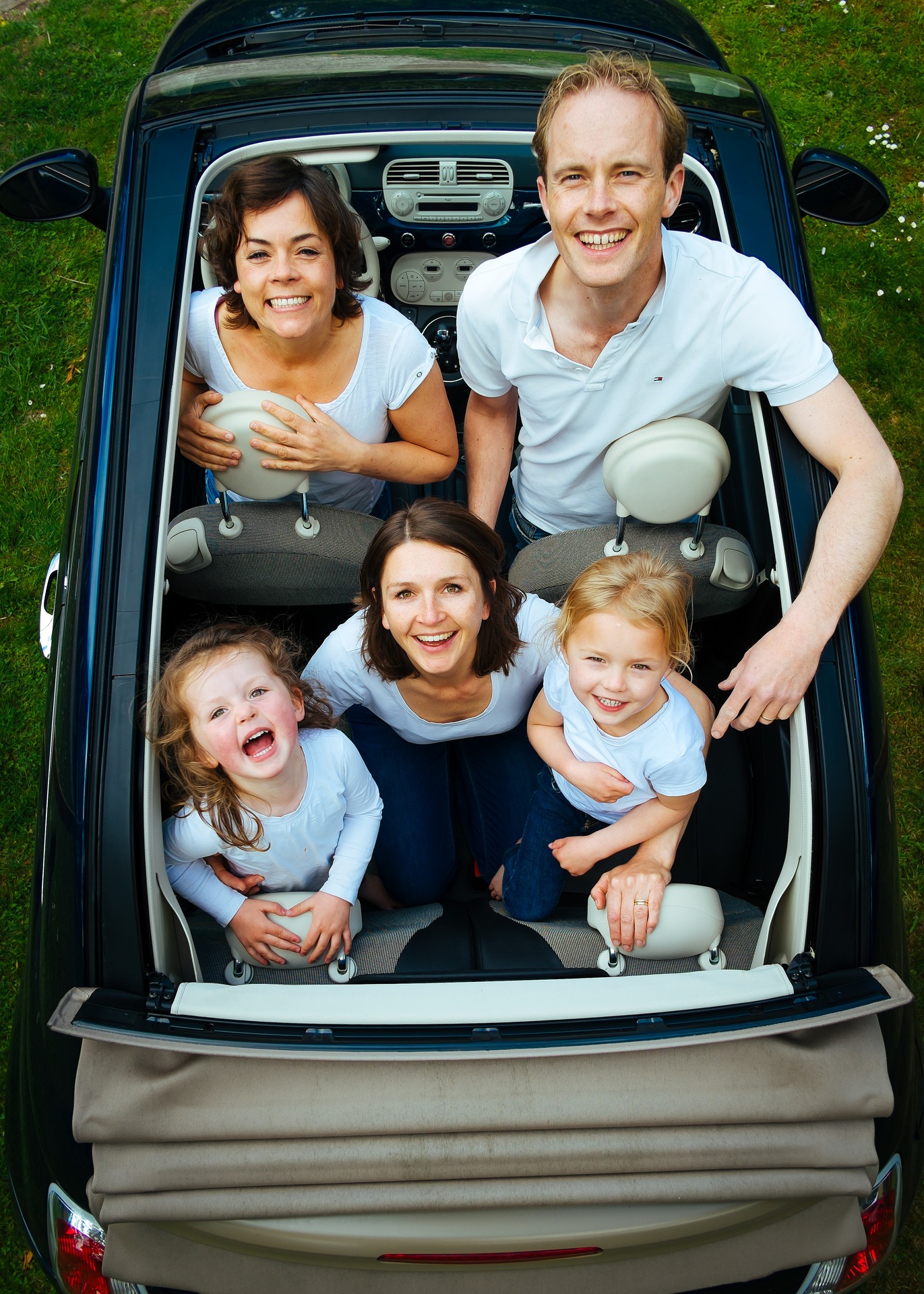 family_people_car_looking_children_famili-car_together_family-vacation_car-wallpapers_happy-family