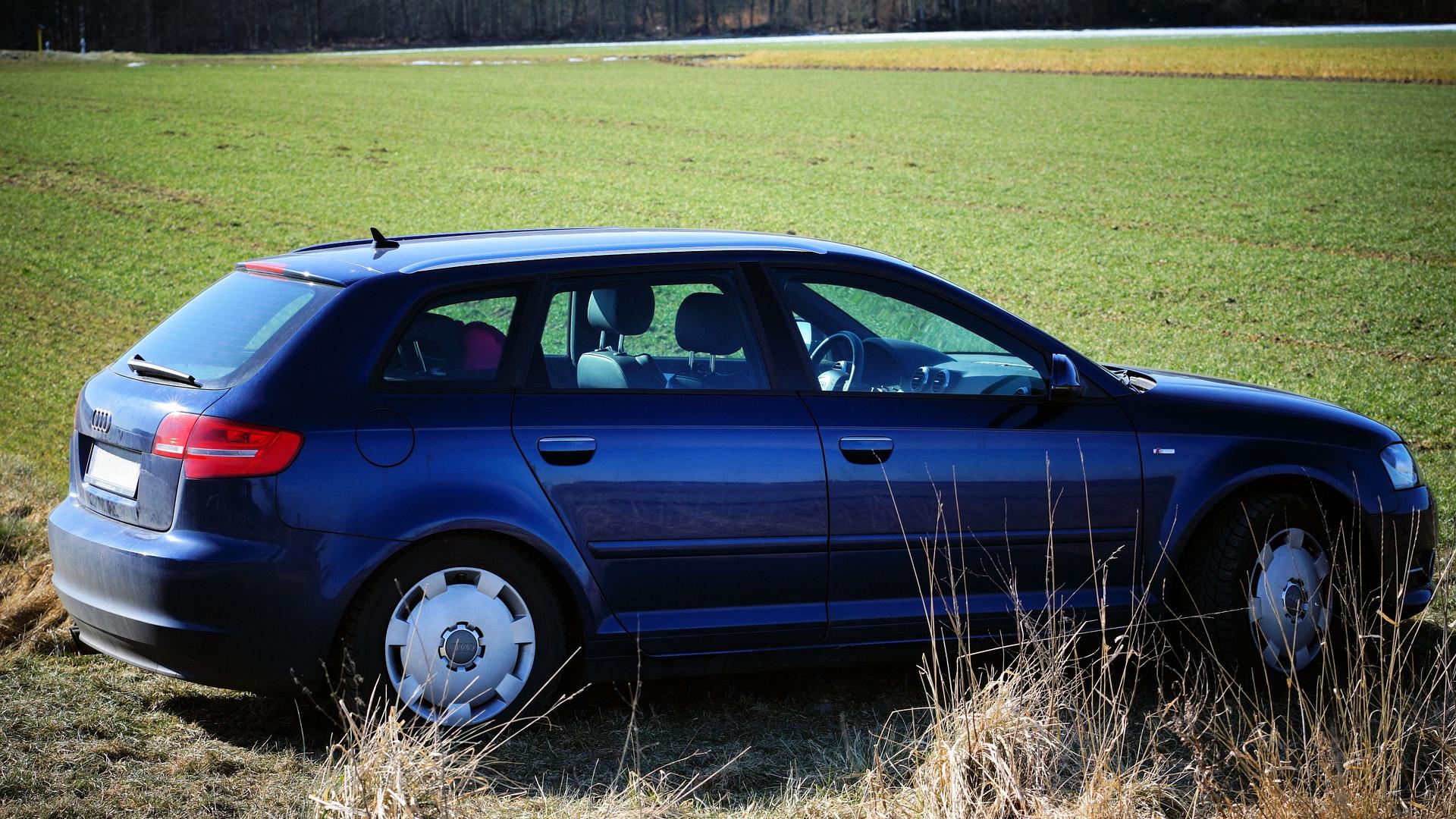 Audi A3 in dunlelblau steht auf dem Feldweg