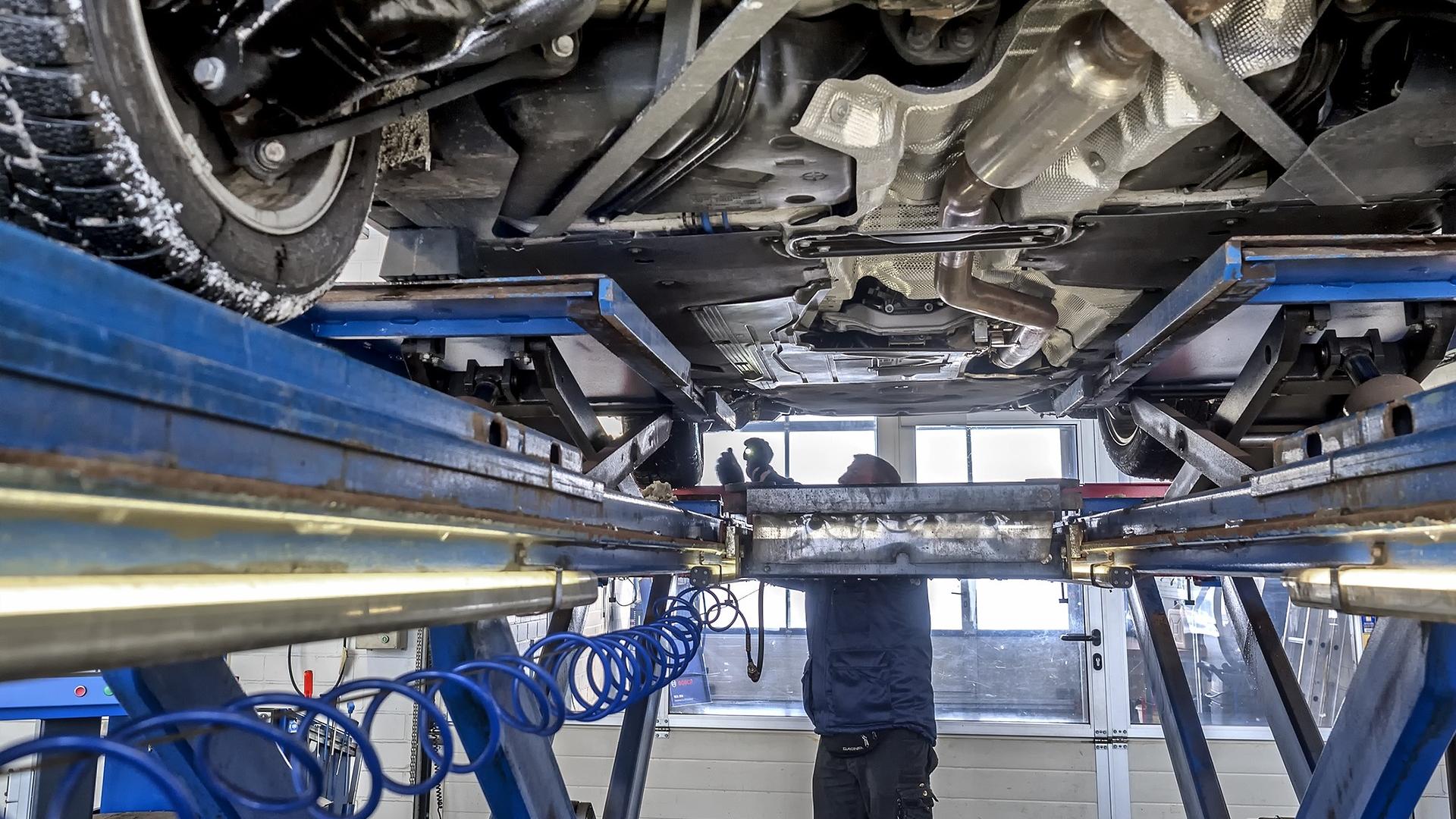 Durchführung einer Hauptuntersuchung für das Auto in der Werkstatt