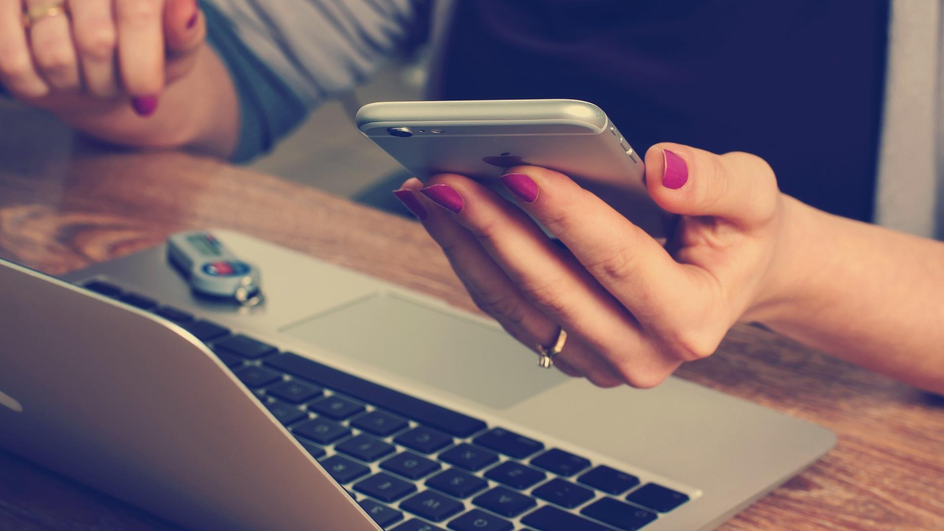 Eine Person sitzt vor dem Laptop und inseriert sein Auto auf Online Platform