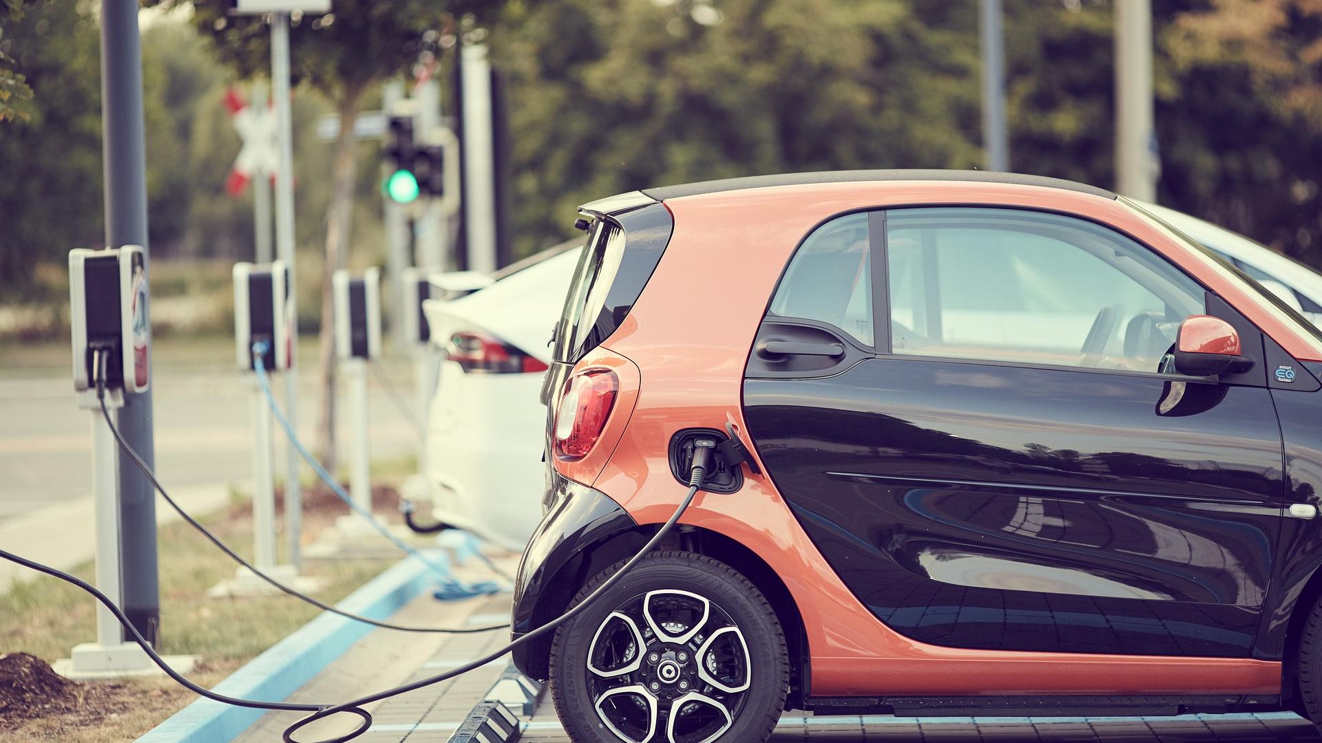 Ein Elektroauto steht auf dem Parkplatz für Elektroautos und wird aufgeladen.