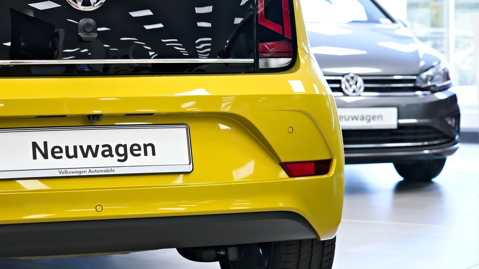 Auf dem Bild sind Neuwagen in einem Autohause dargestellt