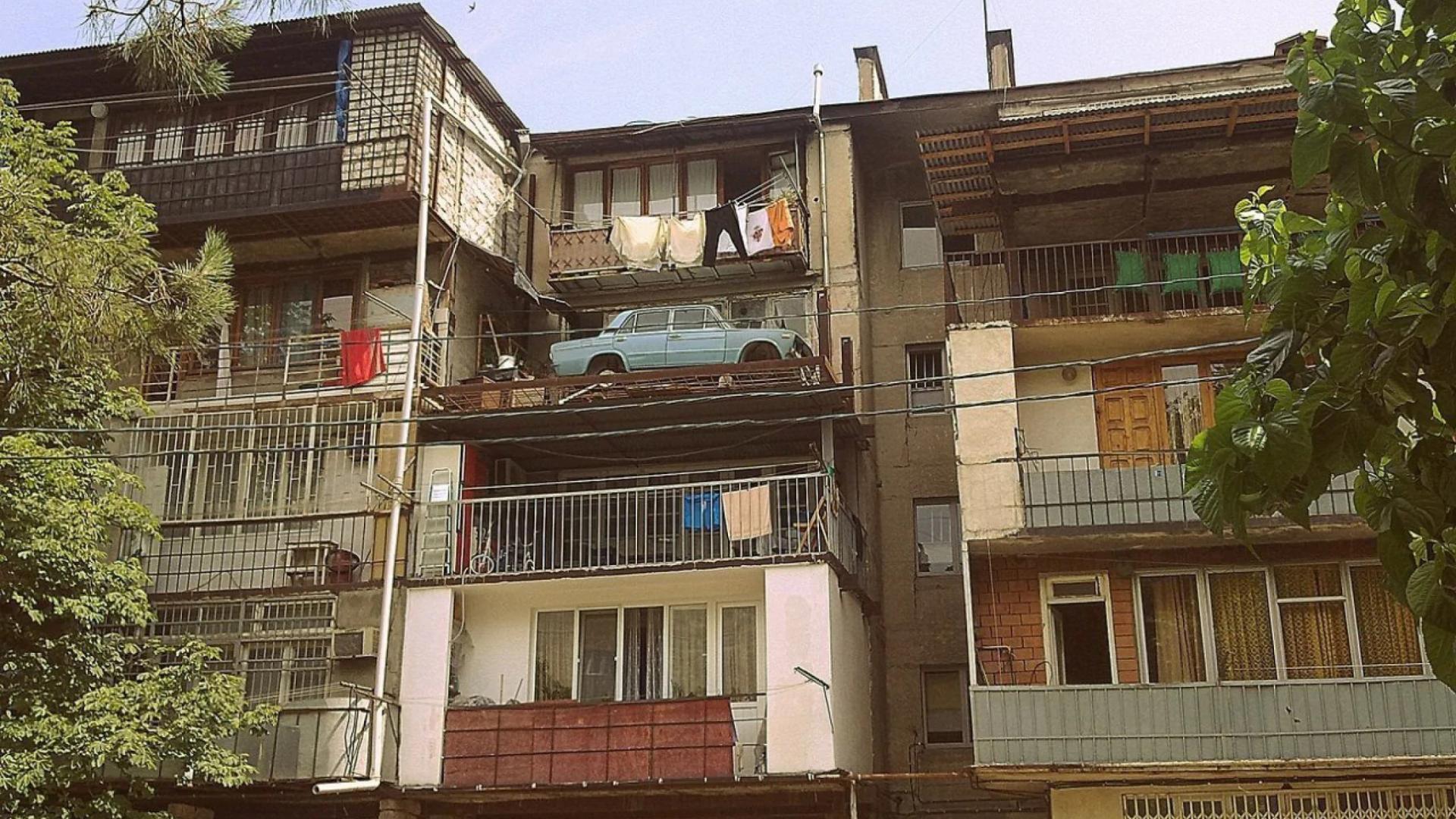 Auto in einer Garage auf dem Balkon eines Wohnhauses in Tiflis vor 30 Jahren