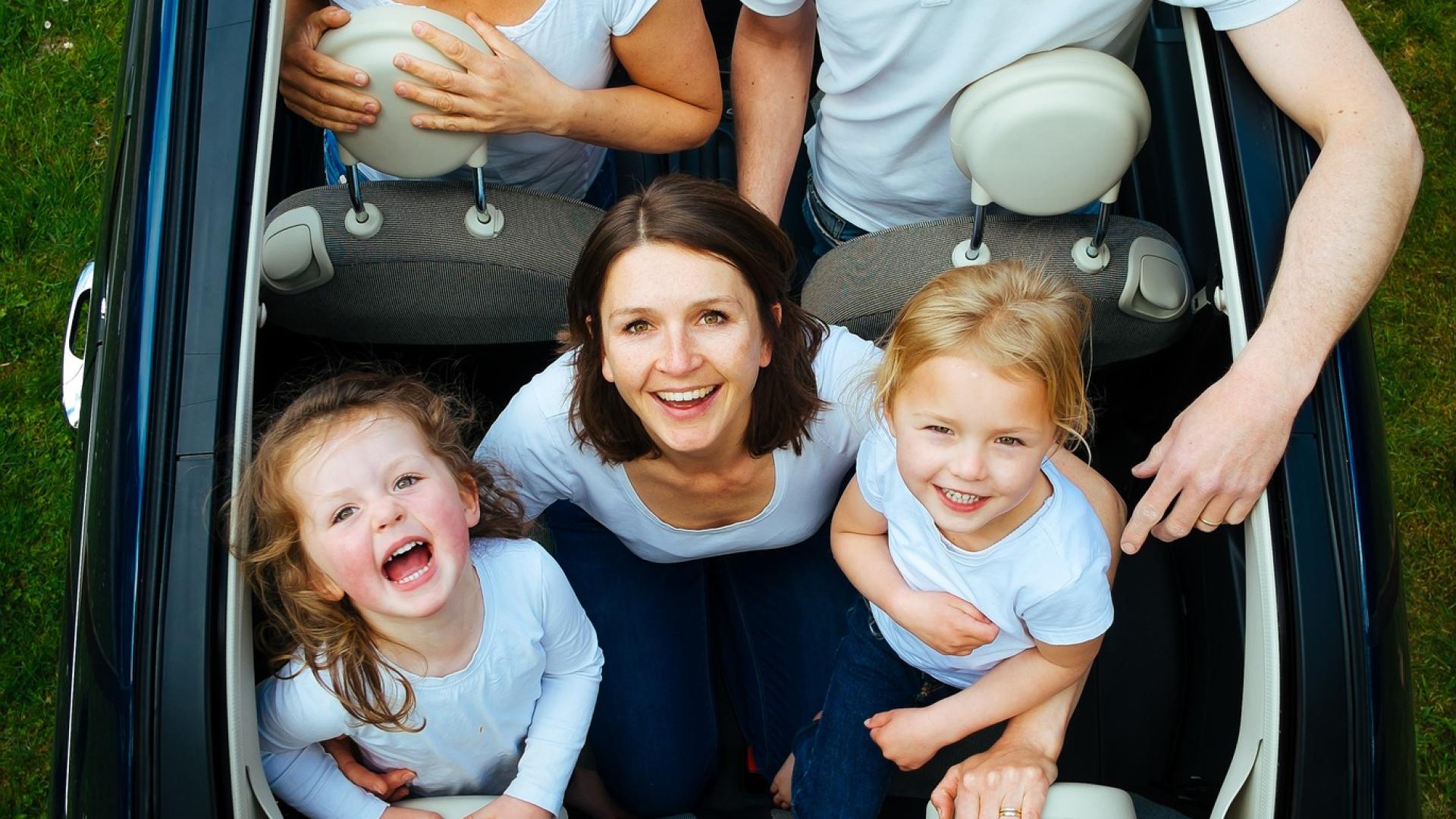 family_people_car_looking_children_famili-car_together_family-vacation_car-wallpapers_happy-family