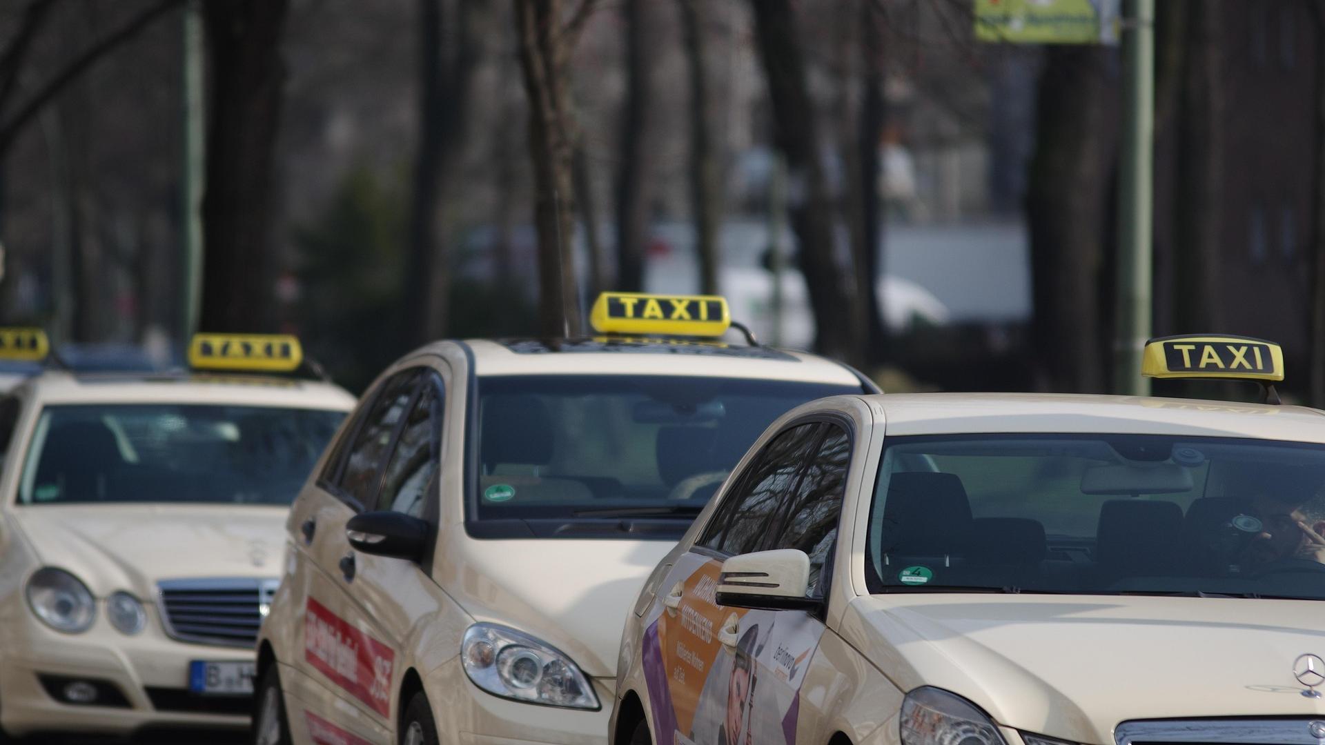 taxi_taxe_taxi-stand_traffis_taxi-rank_passenger-transport_passenger-traffic_automobile_city