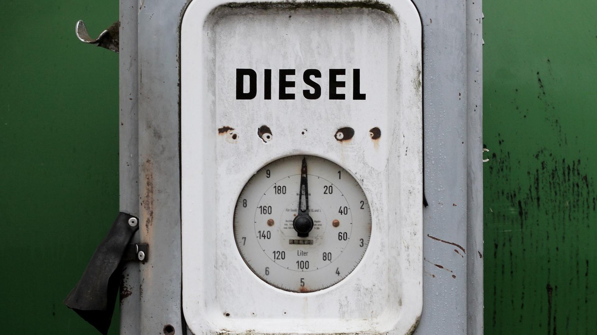 Diesel_Tankuhr_Tankstelle_Tanken_Zapfsäule_Sprit_Kraftstoff_Auftanken_Betanken_Tank_Historsich_Tankanzeige