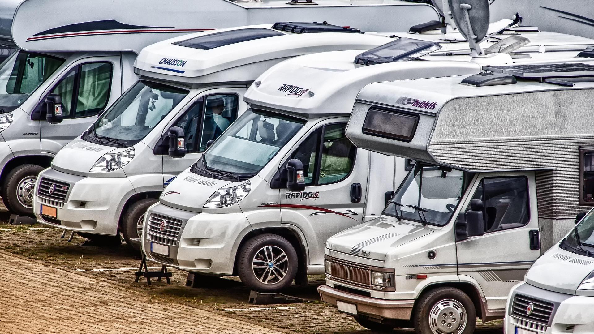 Wohnmobil_Auto_Fahrzeug_Automobil_Van_Bus_Urlaub_Reisen_Transport_Camping_Stellplatz_Campingplatz_Straße_Weg_Satellitenschüssel