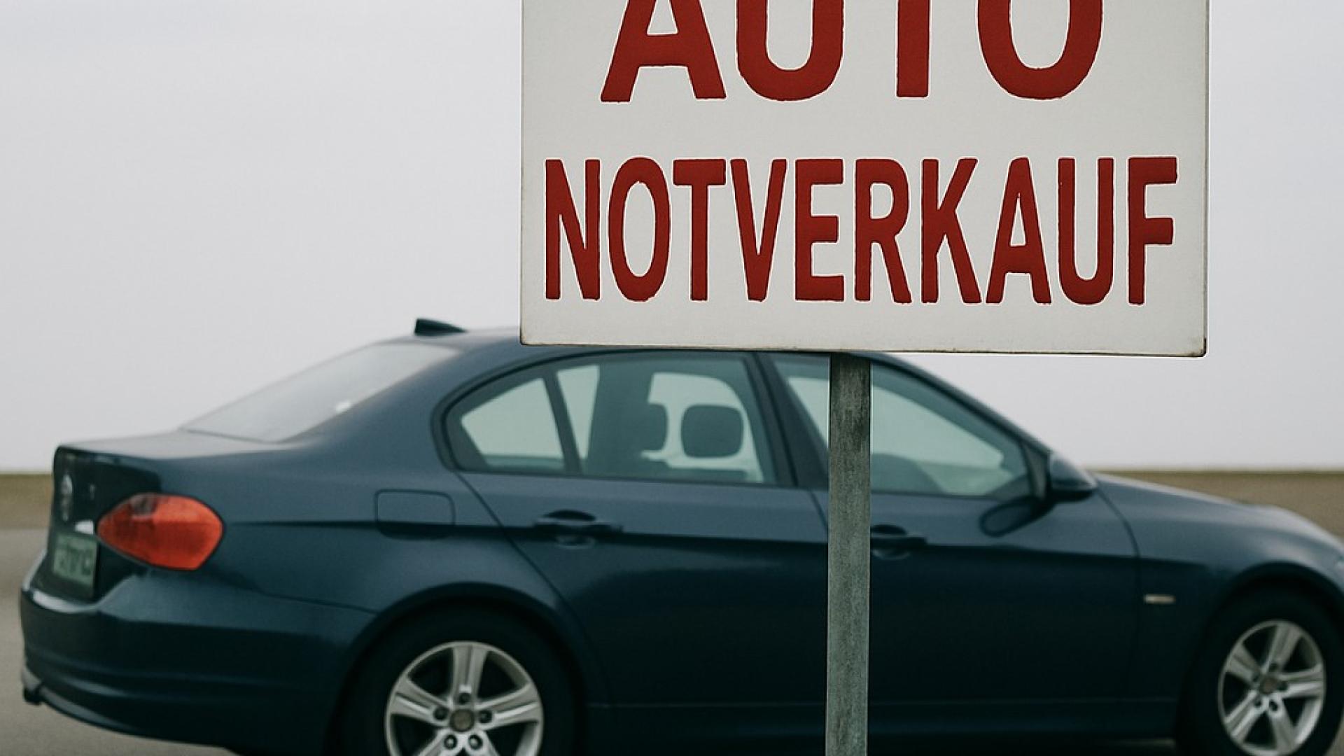 Symbolbild mit schlichtem Straßenszenerie und klarem „AUTO NOTVERKAUF“-Schild – ideal für Beiträge zum schnellen Autoverkauf.