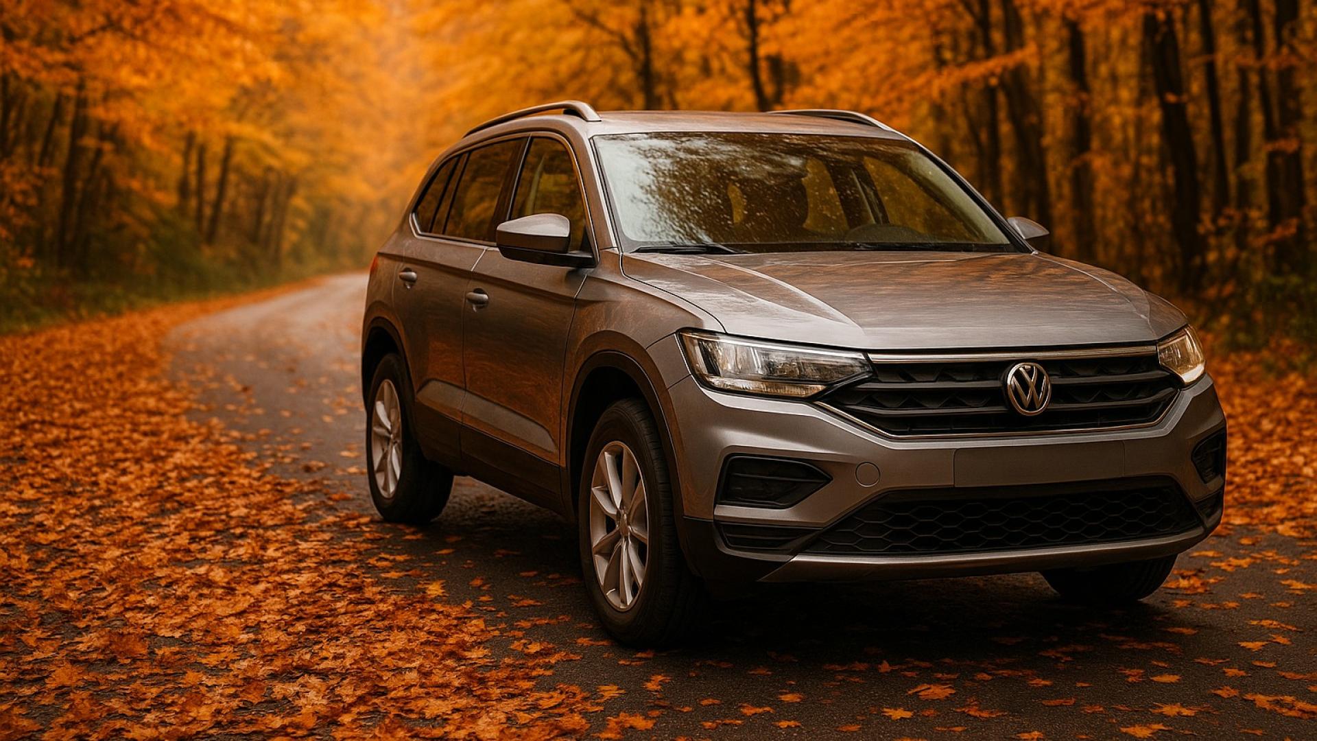 Ein silberner SUV steht auf einer herbstlich mit Laub bedeckten Straße, umgeben von leuchtend orangefarbenen Bäumen – ideal für einen Blog über den Autoverkauf im Herbst.