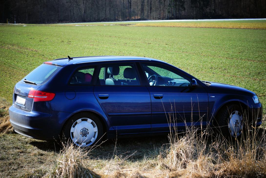 Audi A3 in dunlelblau steht auf dem Feldweg