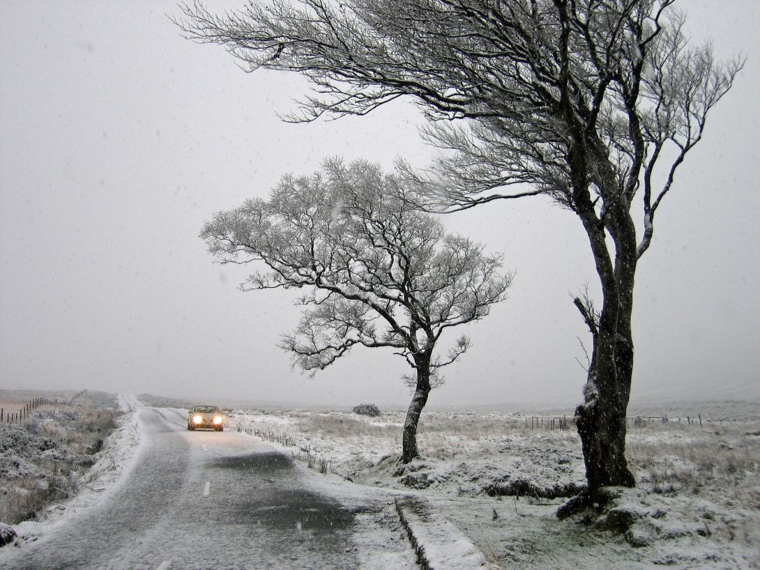 Das Bild zeigt ein Auto auf der Strasse unter winterlichen Verhältnissen