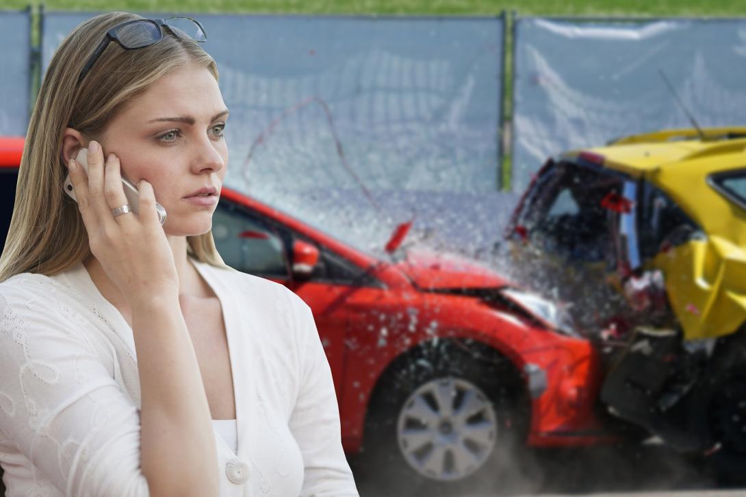 Eine Frau telefoniert mit Sachverständigten wegen Autounfall