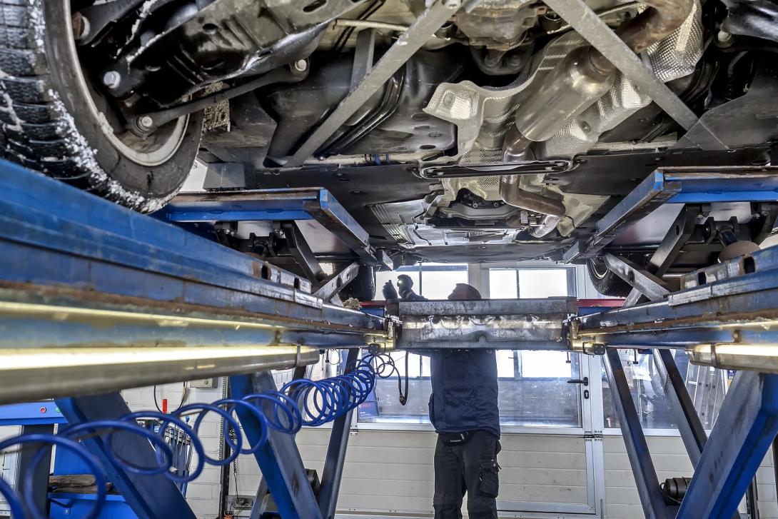 Durchführung einer Hauptuntersuchung für das Auto in der Werkstatt