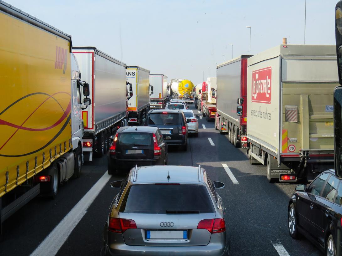 Das Bild zeigt den Verkehr auf der Autobahn.