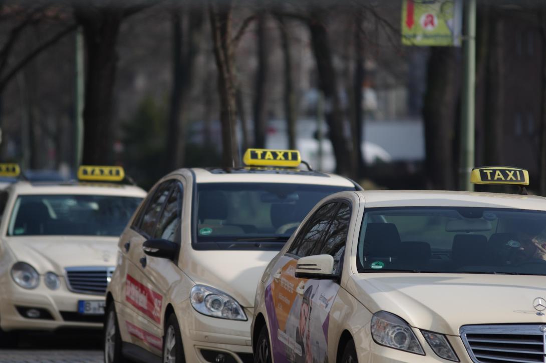 taxi_taxe_taxi-stand_traffis_taxi-rank_passenger-transport_passenger-traffic_automobile_city