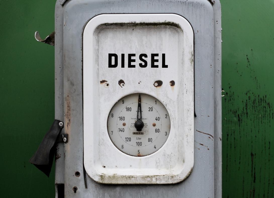 Diesel_Tankuhr_Tankstelle_Tanken_Zapfsäule_Sprit_Kraftstoff_Auftanken_Betanken_Tank_Historsich_Tankanzeige