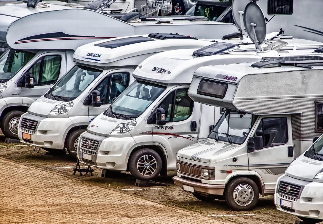 Wohnmobil_Auto_Fahrzeug_Automobil_Van_Bus_Urlaub_Reisen_Transport_Camping_Stellplatz_Campingplatz_Straße_Weg_Satellitenschüssel
